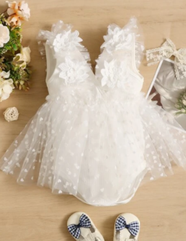 A23670 – Vestido Blanco Corte V Con Flores Y Tull Con Corazones Para Bautizo – 12M