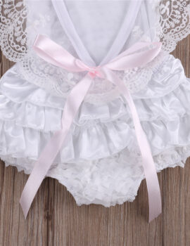 A23705 – Vestido Blanco Con Aplicaciones Blancas Y Lazo Rosado – 6M